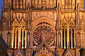 Frankreich,Marne,Reims,Kathedrale Notre Dame,von der UNESCO zum Weltkulturerbe erklärt,Westfassade,Rosette und Marienkrönung am Giebel