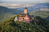 Frankreich,Bas Rhin,Orschwiller,Elsässer Weinstraße,Burg Haut Koenigsbourg (Luftaufnahme)