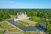 Frankreich,Eure,Chateau de Beaumesnil,Schloss mit typischer Louis XIII Architektur,verwaltet von der Furstenberg Stiftung (Luftaufnahme)