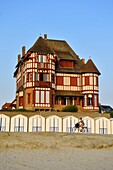 Frankreich,Somme,Baie de Somme,Le Crotoy,Belle-Epoque-Villa und Strandkabinen an der Jules-Noiret-Promenade