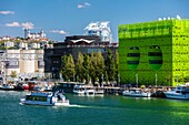 Frankreich,Rhone,Lyon,Stadtteil La Confluence im Süden der Halbinsel,erstes vom WWF als nachhaltig zertifiziertes Viertel Frankreichs,Blick auf den Quai Rambaud entlang der alten Docks mit dem Green Cube,dem Ycone-Turm,der Sucriere und der Basilika Notre Dame de Fourviere