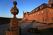 Frankreich,Bas Rhin,Ottrott,Mont Saint Odile,Der Mont Sainte Odile ist ein Berg in den Vogesen mit einer Höhe von 764 Metern über dem Meeresspiegel, der von der Abtei Hohenbourg überragt wird, einem Kloster, das die Ebene des Elsass überragt