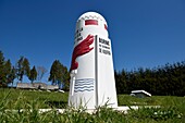 Frankreich,Vogesen,Dompaire,Gedenkstätte der Schlacht von Dompaire des Zweiten Weltkriegs,Panzerschlacht die vom 12. bis 15. September 1944 stattfand,Markierung vor dem Denkmal Leclerc