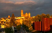 Frankreich,Aveyron,Rodez,das Soulages-Museum,entworfen von den katalanischen Architekten RCR in Zusammenarbeit mit Passelac & Roques und die Kathedrale Notre Dame