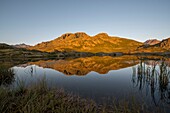 Frankreich,Savoie,Saint Jean de Maurienne,Saint Sorlin d'Arves,Am Kreuz des Eisernen Kreuzes,Sonnenaufgang auf dem Guichard-See einige hundert Meter vom Pass entfernt