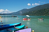 Frankreich,Savoie,Aiguebelette-See,der Strand des Hotels Sirens in der Nähe von Lépin,der See und der Berg des Epine