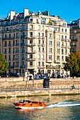 Frankreich,Paris,die Ufer der Seine und ein Boot Riva für den Tourismus