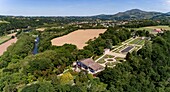 Frankreich,Pyrenees Atlantiques,Baskenland,Cambo les Bains,die Villa Arnaga und ihr französischer Garten,Museum und Edmond Rostand Haus im neobaskischen Stil (Luftaufnahme)