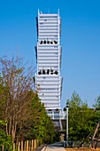 Frankreich,Paris,Stadtteil Batignolles,Clichy Batignolles Martin-Luther-King-Garten mit einem Gebäude im Stadtviertel Clichy Batignolles, neuer Justizpalast von Renzo Piano