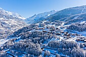 Frankreich,Savoie,Vanoise-Massiv,Tal der Haute Tarentaise,Montchavin,Teil des Paradiski-Gebiets,Blick auf das Skigebiet Peisey Vallandry,(Luftaufnahme)