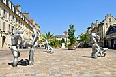 Frankreich,Calvados,Caen,Place Saint-Sauveur,Louis XIV Statue von Louis Petitot und Vieux Saint Sauveur Kirche im Hintergrund