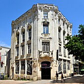 Frankreich,Maine et Loire,Angers,Ecke Rue Saint-Laud und Rue Claveau,Skulpturen im Jugendstil bewachen den Eingang zum ehemaligen Tanzsaal des Alcazar