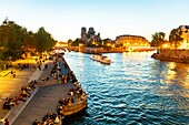 Frankreich,Paris,Weltkulturerbe der UNESCO,ein Dinner Cruise Boot vor Notre Dame