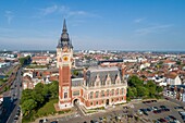Frankreich,Pas-de-Calais,Calais,das Rathaus von Calais mit dem von der UNESCO zum Weltkulturerbe erklärten Belfried im Hintergrund (Luftaufnahme)