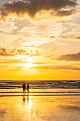 Frankreich,Somme,Ault,Urlauber und Angler in Ault am Strand,abends kommen viele Spaziergänger, um den Sonnenuntergang am Meer zu bewundern