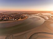 Frankreich,Somme,Baie de Somme,Le Crotoy,Luftaufnahme des Sonnenaufgangs über dem Dorf Crotoy und der von der Ebbe entdeckten Slikke