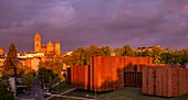 Frankreich,Aveyron,Rodez,das Soulages-Museum,entworfen von den katalanischen Architekten RCR in Zusammenarbeit mit Passelac & Roques und die Kathedrale Notre Dame