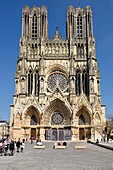 Frankreich,Marne,Reims,Kathedrale Notre Dame,Notre Dame Kathedrale,Fassade und Fußgängerzone