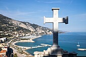 Frankreich,Alpes-Maritimes,Menton,Blick vom Friedhof auf die Garavan-Bucht