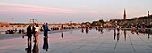 Frankreich,Gironde,Bordeaux,von der UNESCO zum Weltkulturerbe erklärtes Gebiet,Stadtviertel Saint Pierre,Place de la Bourse,das von Jean-Max Llorca geleitete Spiegelbecken aus dem Jahr 2006,Hydrant und Basilika Saint Michel im Hintergrund