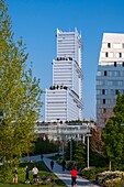 Frankreich,Paris,Stadtviertel Batignolles,Clichy Batignolles Martin-Luther-King-Garten mit einem Gebäude im Stadtviertel Clichy Batignolles,neuer Justizpalast von Renzo Piano