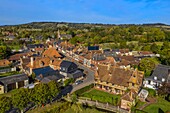 Frankreich,Calvados,Pays d'Auge,Beuvron en Auge,mit der Aufschrift Les Plus Beaux Villages de France (Die schönsten Dörfer Frankreichs) (Luftaufnahme)