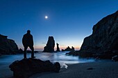 Frankreich,Morbihan,Belle-Ile Insel,Bangor,Silhouette vor den Nadeln von Port-Coton in der Abenddämmerung