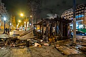 Frankreich,Paris,Avenue Champs-Elysees am Samstag 16.3.2019 von Schlägern verwüstet,Akt 18 Gelbwesten,Kiosk verbrannt