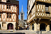 France,Cote d'Or,Dijon,area listed as World Heritage by UNESCO,rue de la chouette with a view of Notre Dame church