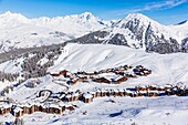 Frankreich,Savoie,Vanoise-Massiv,Tal der Haute Tarentaise,La Plagne,Teil des Paradiski-Gebietes,Blick auf den Mont Blanc (4810m)(Luftbild)