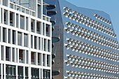 Frankreich,Meurthe et Moselle,Nancy,moderne Fassade des Pertuy-Gebäudes an der Avenue XXeme Corps und Fassade eines Wohnhauses
