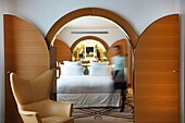 Frankreich,Paris,Royal Monceau Hotel,Frau geht in einer Suite im Art Deco Stil Royal Monceau
