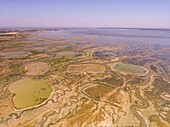 Frankreich,Somme,Baie de Somme,Saint Valery sur Somme,Kap Hornu,die gesalzenen Wiesen, in die das Meer bei Flut eindringt,die Kanäle und die Teiche der Jagdhütten sind dann deutlich sichtbar (Luftaufnahme)