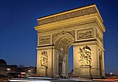 Frankreich,Paris,Arc de Triomphe und Place Charles de Gaulle Etoile bei Nacht beleuchtet