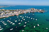 Frankreich,Manche,Cotentin,Barfleur,auf der Liste Les Plus Beaux Villages de France (Die schönsten Dörfer Frankreichs),Hafen und Kirche Saint Nicolas aus dem 17. bis 19.
