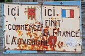 Frankreich,Puy de Dome,Col de Saint Thomas,Saint Thomas path,Ici commence l'Auvergne,ici finit la France,Reproduktion einer Fotografie von Francis Debaisieux