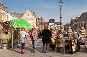 Frankreich,Nord,Cassel,Frühlingskarneval,verkleidete Menschen auf der Terrasse sitzend