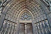Frankreich,Seine Maritime,Rouen,Kirche Saint Ouen (12.&#x2013;15. Jh.),das zentrale Portal der Westfassade, bestehend aus Christus auf dem zentralen Pfeiler des großen Tores umgeben von den Aposteln