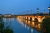 Frankreich,Gironde,Bordeaux,Weltkulturerbe der UNESCO,Pont de Pierre über die Garonne,1822 eingeweihte Bogenbrücke aus Backstein und Stein