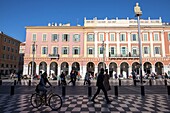 Frankreich,Alpes Maritimes,Nizza,von der UNESCO zum Weltkulturerbe erklärt,Place Massena und hockende Statuen des Werks ''Conversation in Nice '' des katalanischen Künstlers Jaume Plensa