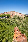 Frankreich,Vaucluse,Regionaler Naturpark Luberon,Roussillon,bezeichnet die schönsten Dörfer Frankreichs mit ockerfarbenen Felsen im Vordergund