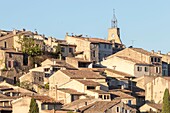 Frankreich,Vaucluse,Regionaler Naturpark Luberon,Ansouis,ausgezeichnet als die schönsten Dörfer Frankreichs,im Hintergrund der mit einem schmiedeeisernen Glockenturm gekrönte Belfried