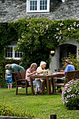 Pub-Mittagessen im Vorgarten des The Stackpole Inn. Stackpole. Pembrokeshire. Wales. Cymru. UK. Vereinigtes Königreich.