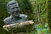 Büste des Gärtners und Moderators der Fernsehsendung Gardener's World, Geoff Hamilton, in Barnsdale Gardens, Rutland, England