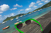 Sonnenbrille mit Tyrell Bay im Hintergrund, Insel Carriacou auf den Grenadinen. Grenada. Karibik