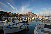 Blick über den Yachthafen und die Zitadelle auf Calvi. Der Stadtteil Balagne. Korsika. Frankreich