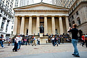 Touristen in der Wall Street, Finanzviertel, Manhattan, New York, USA