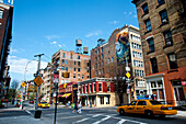 Taxi fährt durch eine Straße zwischen Tribeca und Soho, Manhattan, New York, USA