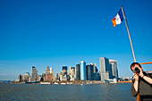 Touristen genießen die Aussicht auf Manhattan von der Staten Island Ferry, New York, Usa