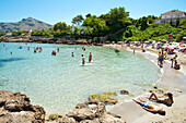 Menschen genießen den Sommer in Cala Sant Pere, Alcudia, Mallorca, Balearische Inseln, Spanien